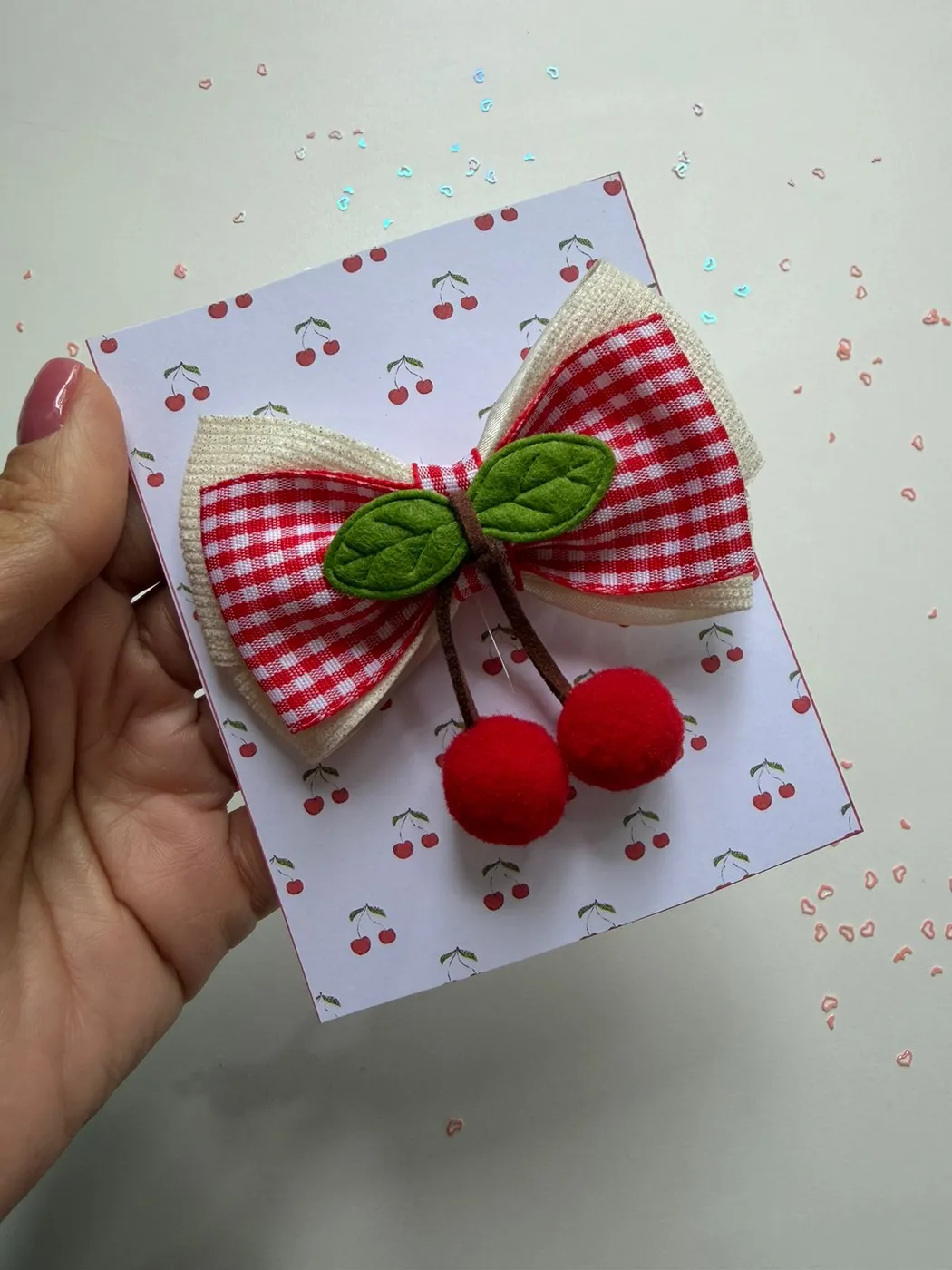 Laço Xadrez Vermelho com Cerejinha Pompom