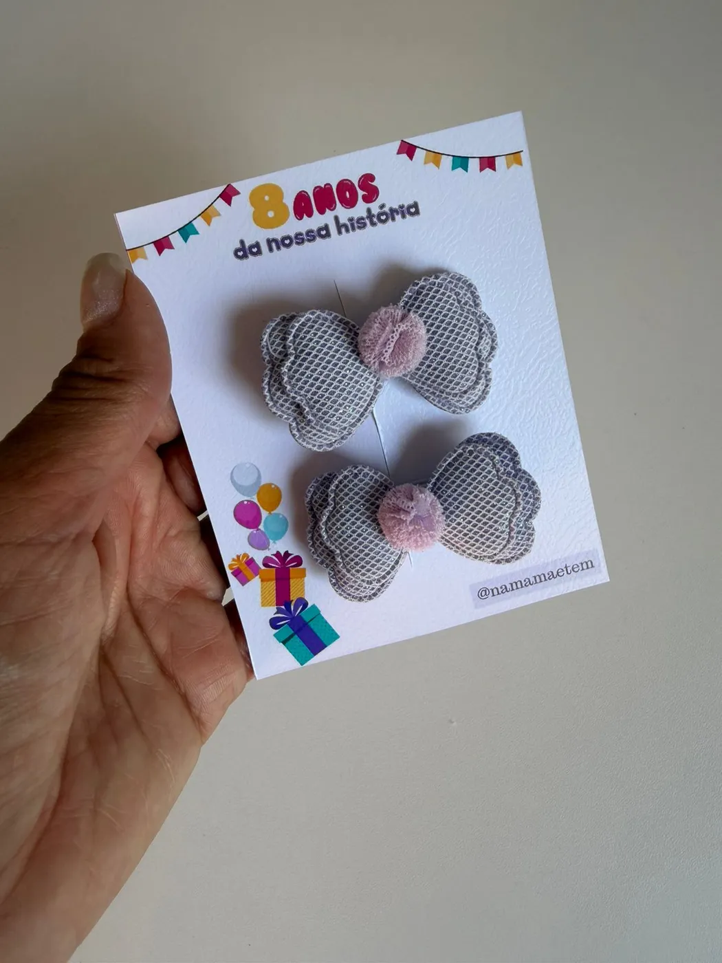 Parzinho Laço Cinza com Pompom Rosa