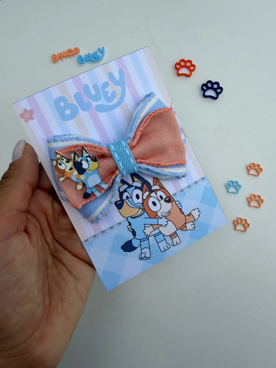 Laço Bluey Salmão e Azul Bebê