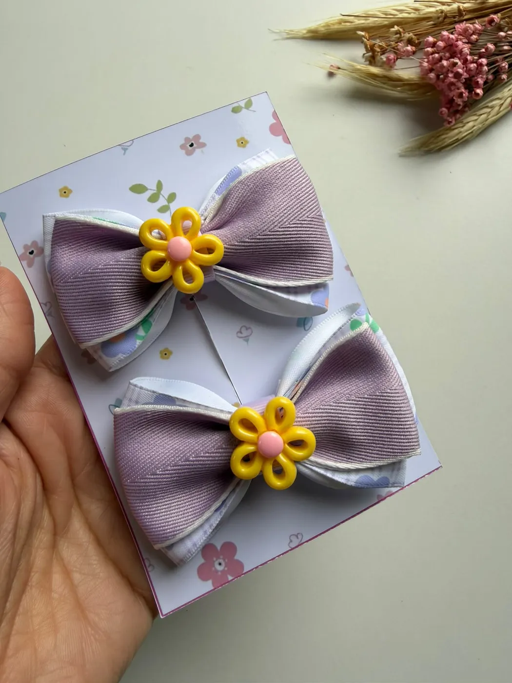 Parzinho Laço Lilás e Prata Flor Amarela