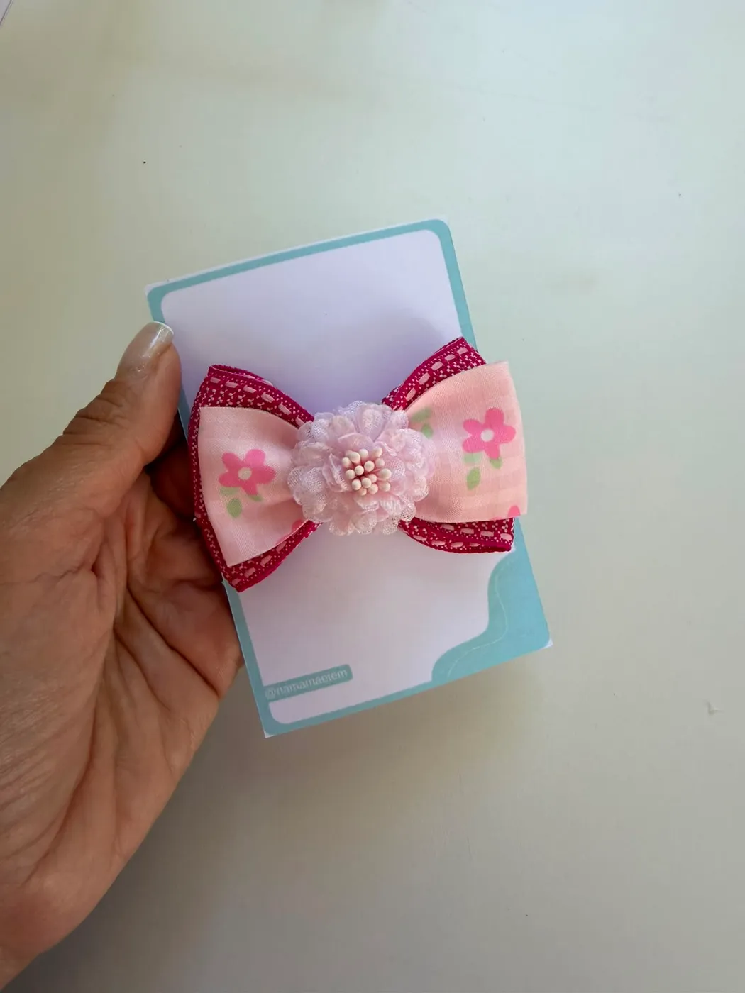 Laço Rosa Bebê com Pompom e Borda Vinho