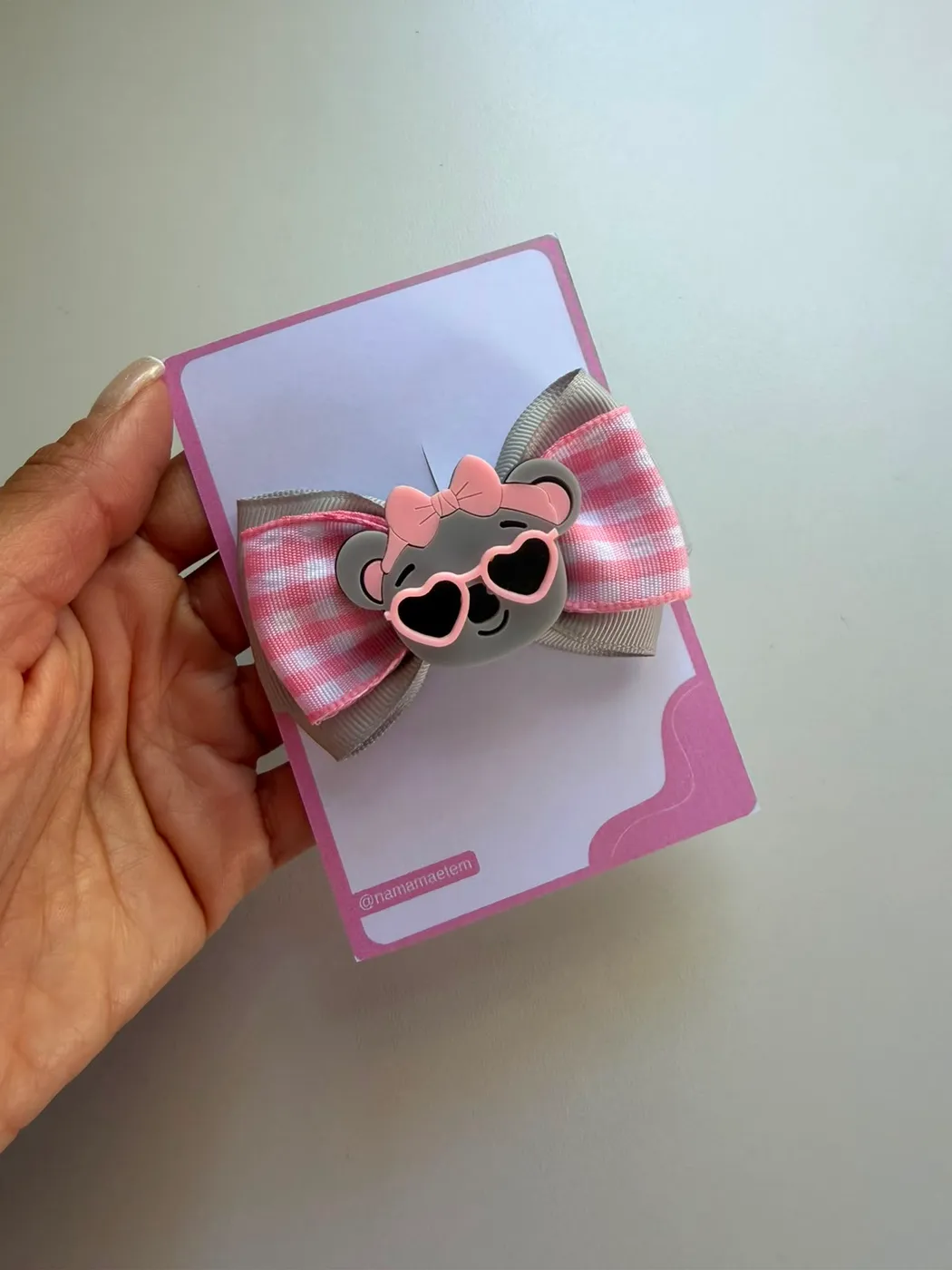 Laço Xadrez Rosa com Gatinho de Óculos