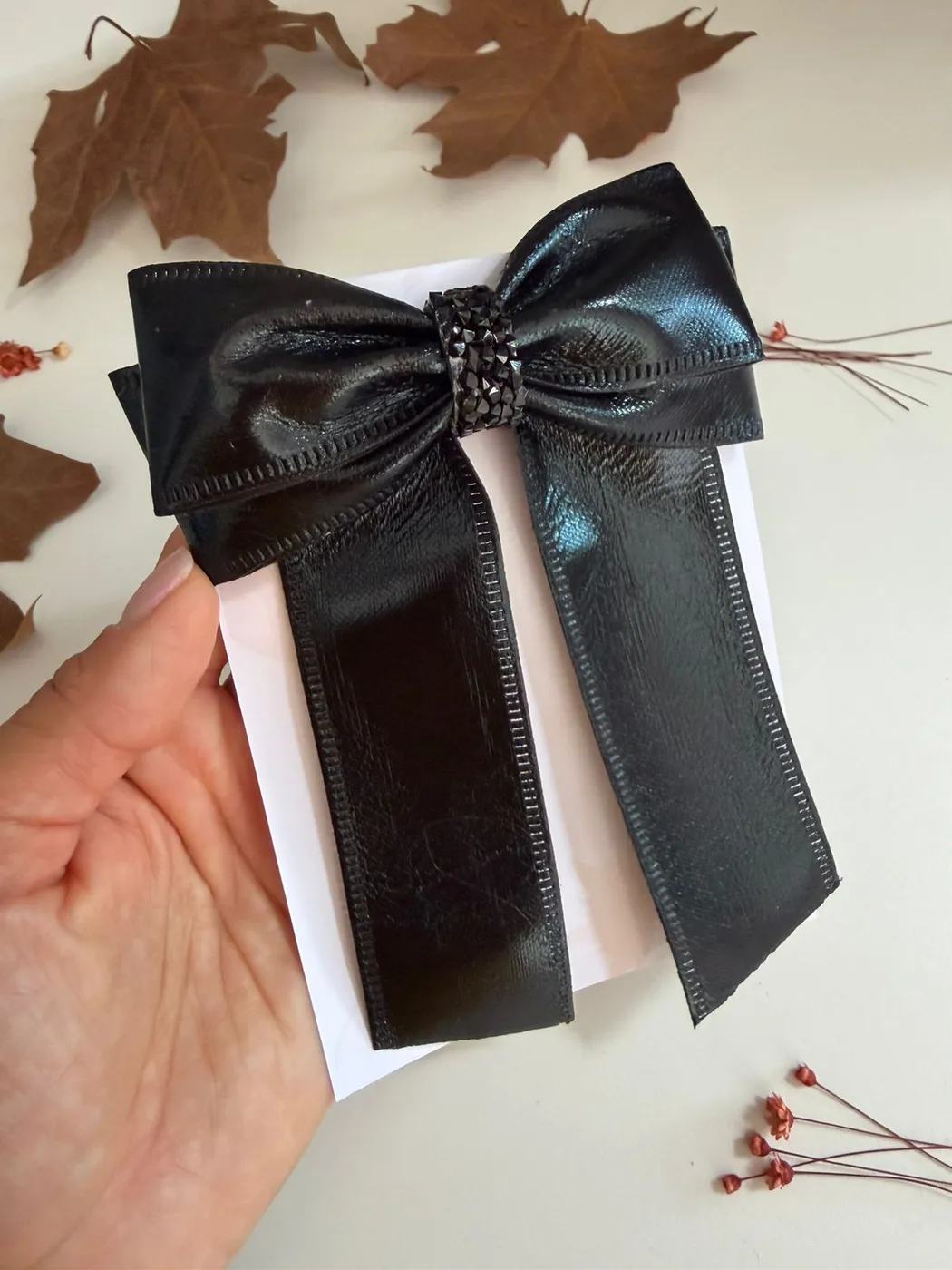 Laço com Pontas Preto Vinil com Strass