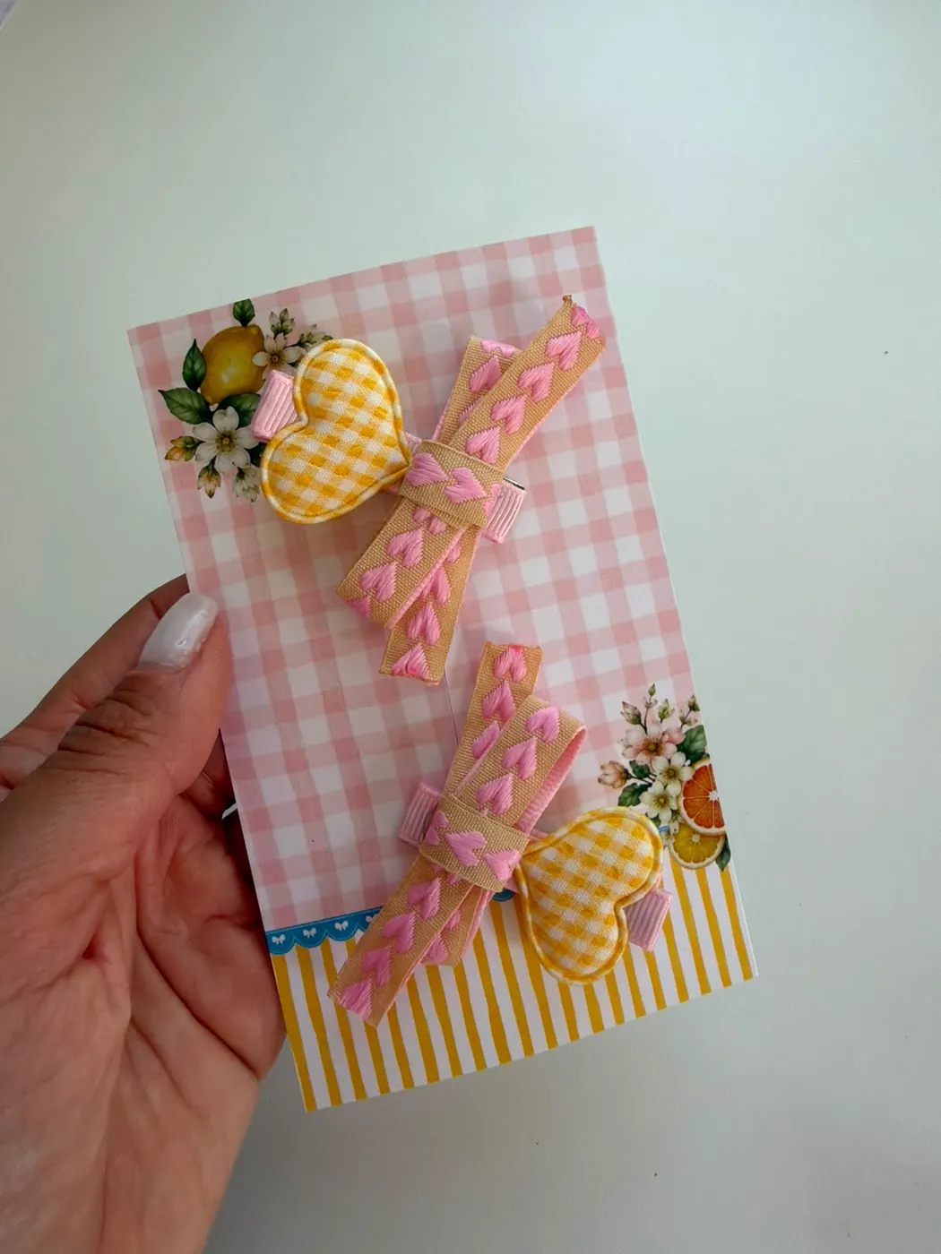 Parzinho Hairclip Coração Xadrez Amarelo