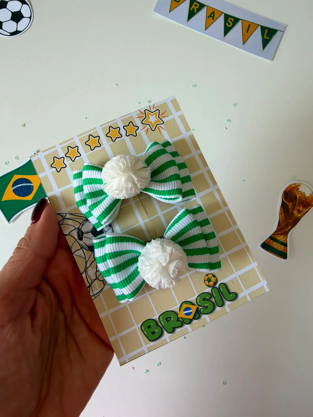 Parzinho Laço Listrado Verde com Pompom Branco