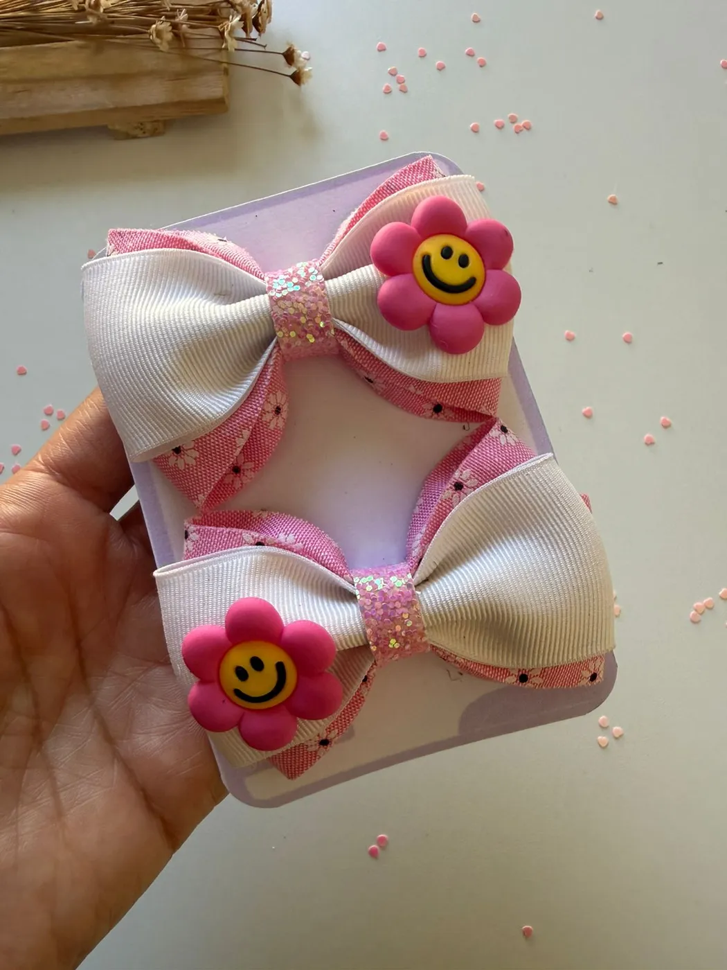 Parzinho Laço Branco com Florzinha Sorriso