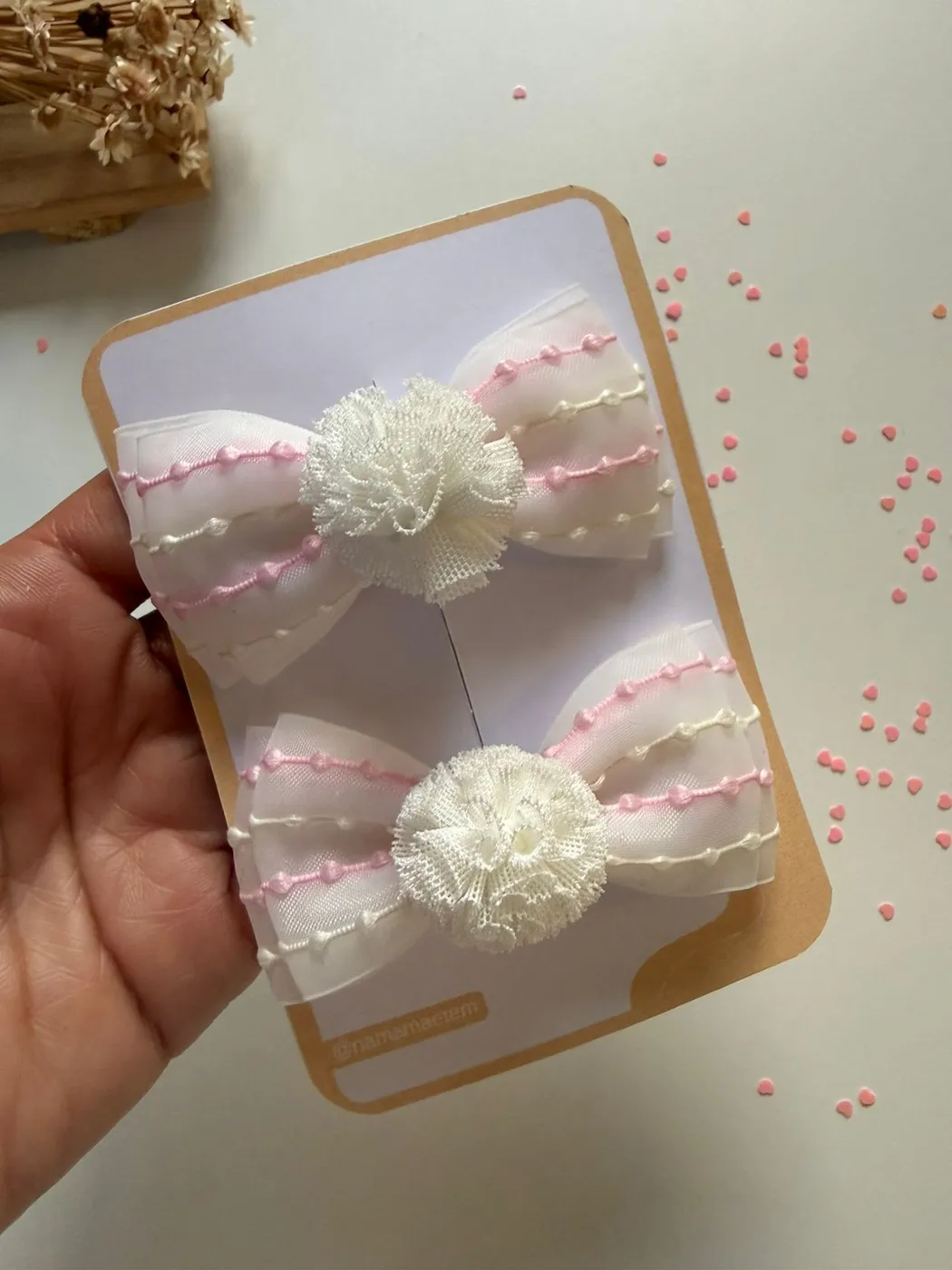 Parzinho Laço Organza Branco com Pompom
