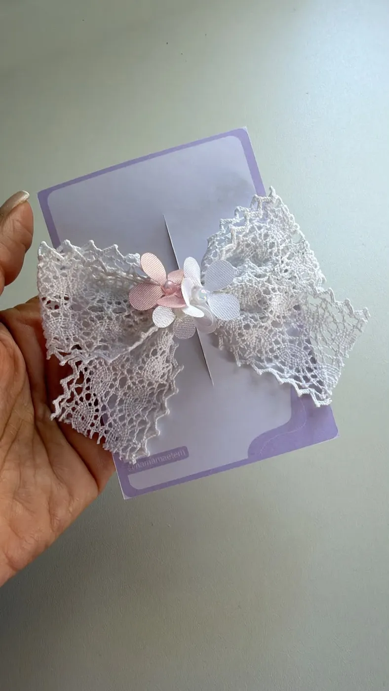 Laço Renda Branco com Florzinha
