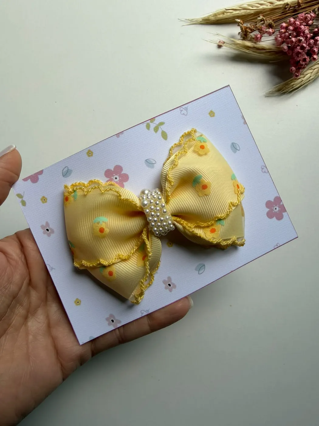 Laço Renda Amarelo com Pérola