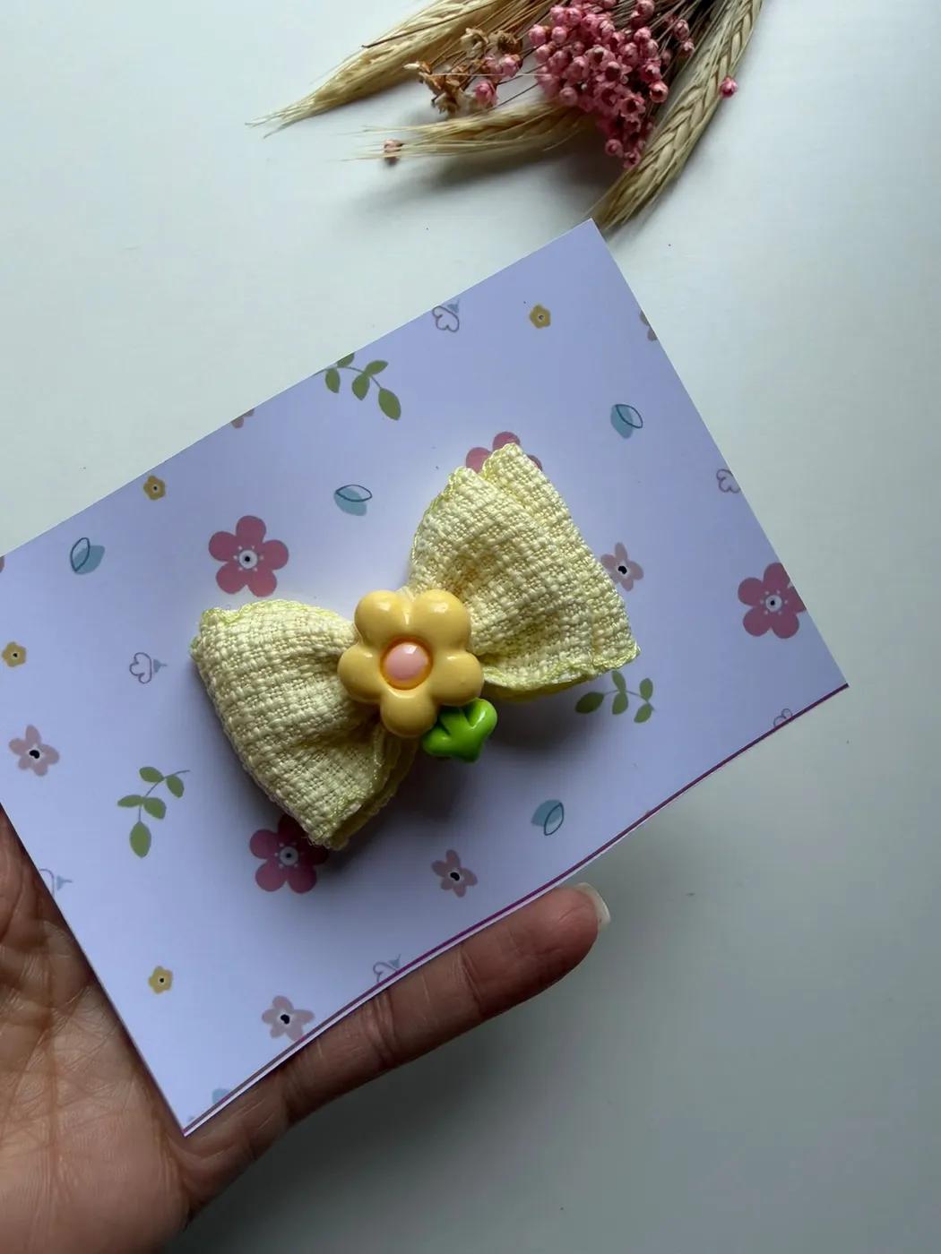 Laço Amarelo Texturizado com Flor