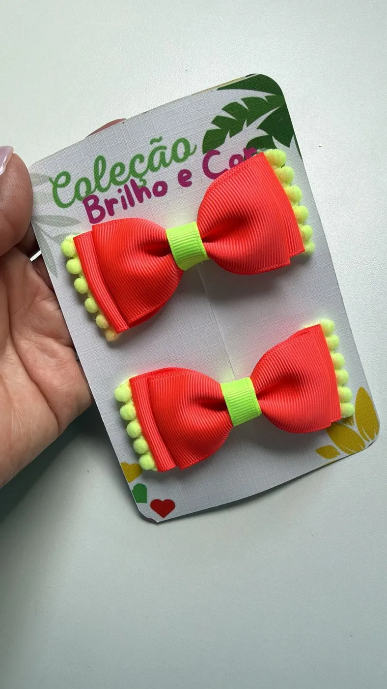Parzinho Laço Laranja Neon com Pompons