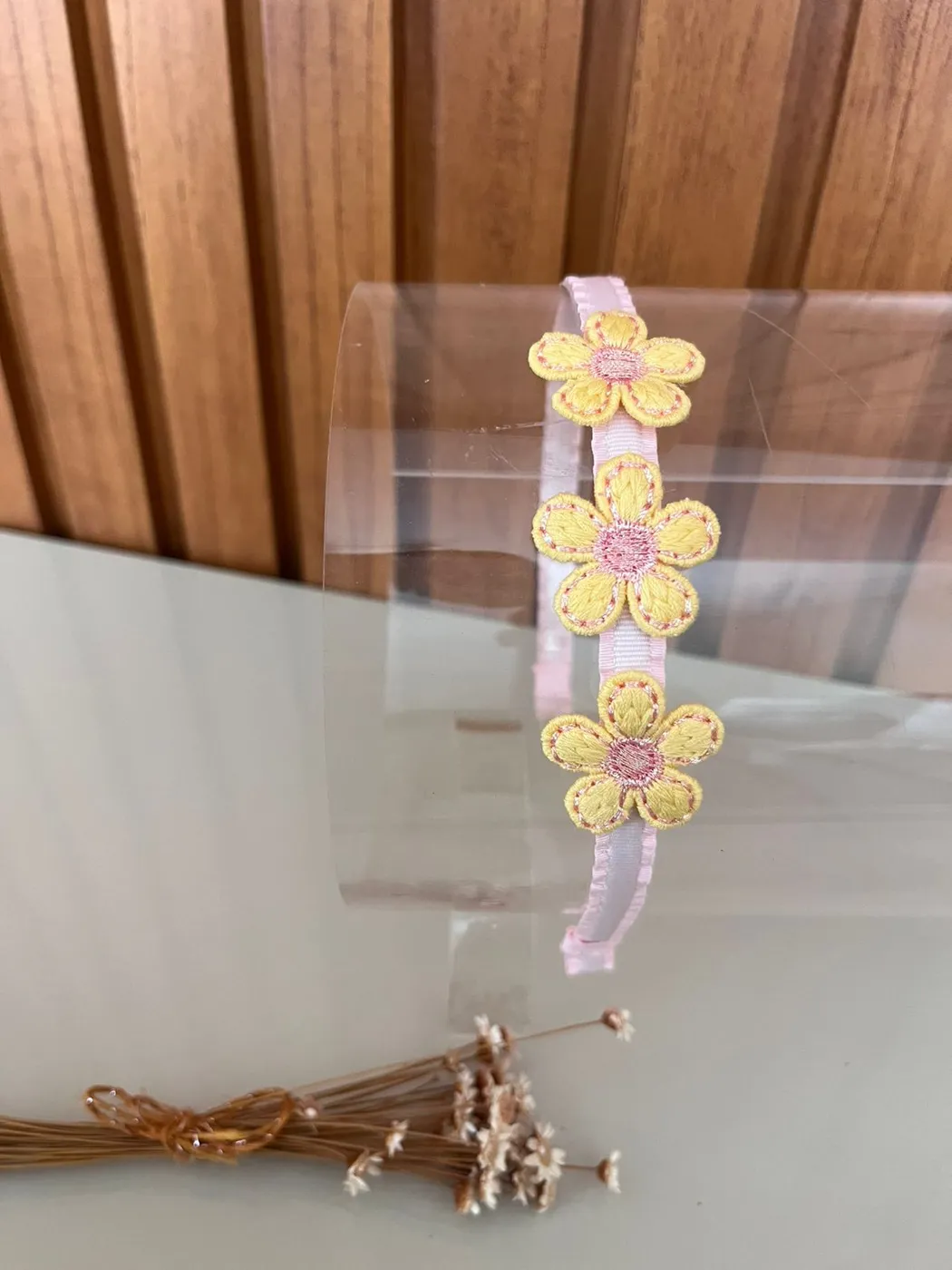 Tiara Flor de Renda Amarela