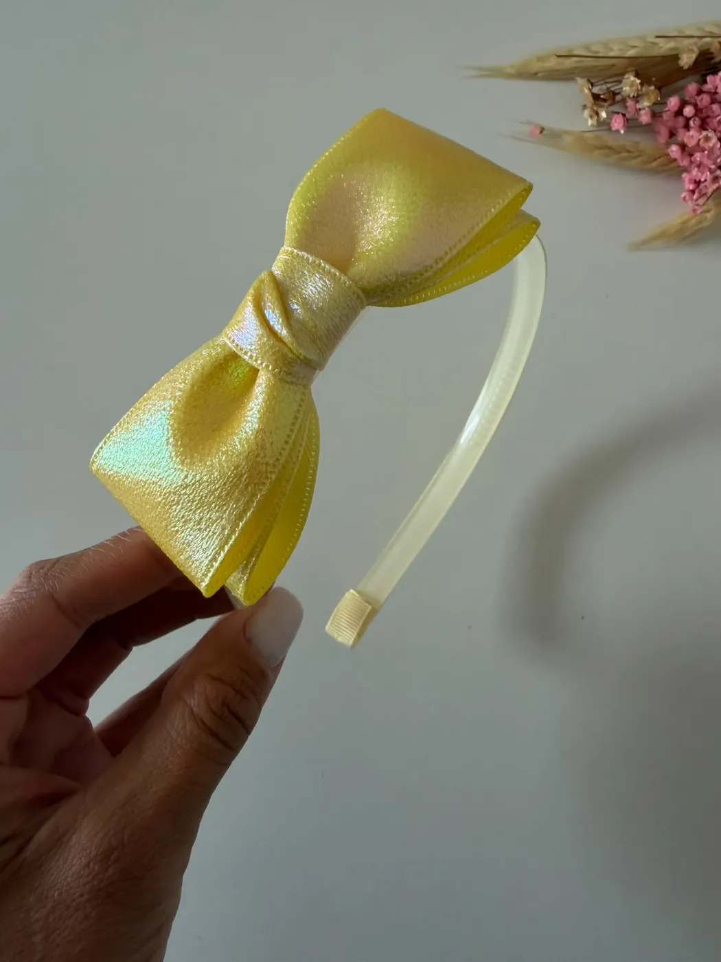 Tiara Laço Amarelo Perolado