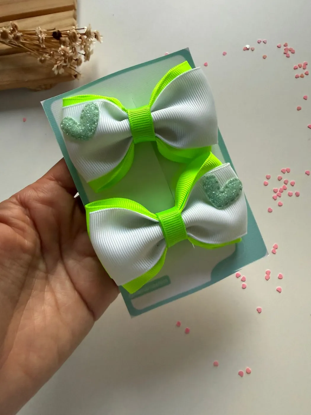 Parzinho Laço Verde Neon e Branco com Coração