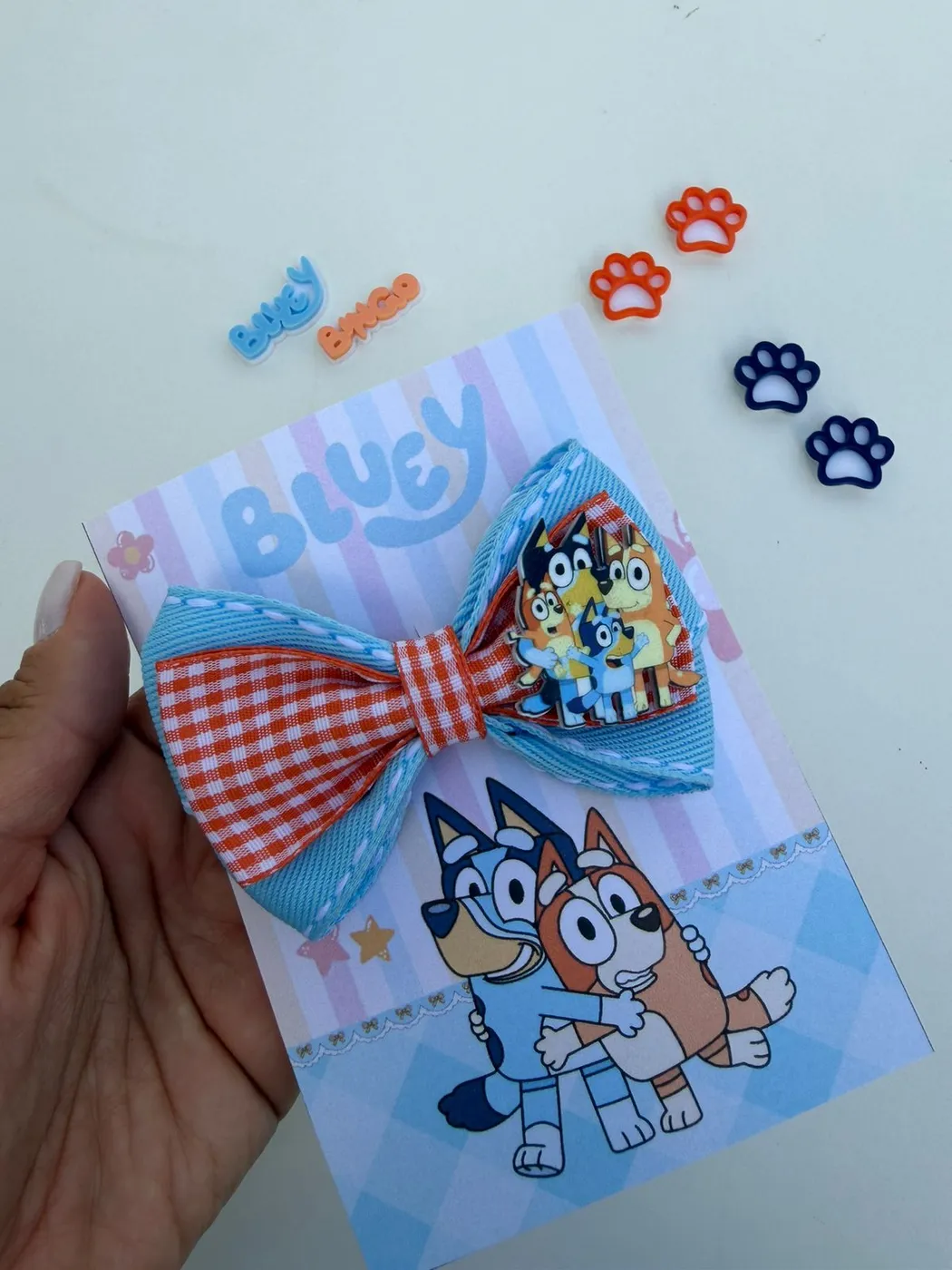 Laço Bluey Azul com Xadrez Vermelho