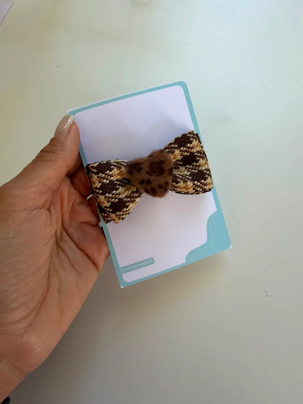Laço Xadrez Marrom com Pompom